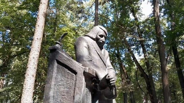 Памятник Гоголю в Калуге в парке Циолковского.  Путешествие в Калугу.