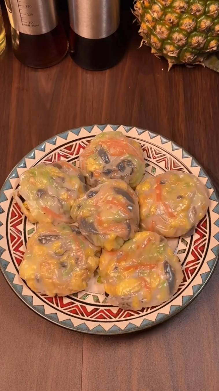 Паровые булочки с овощами и яйцами