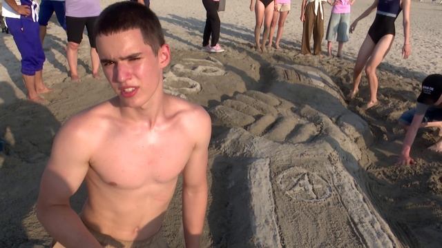 Вместе создать фигуру на песке