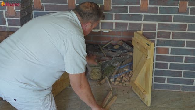 Дрова из дровника достать легко и мусора не остаётся