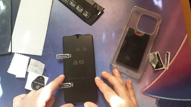 Как заменить защитное стекло на телефоне.