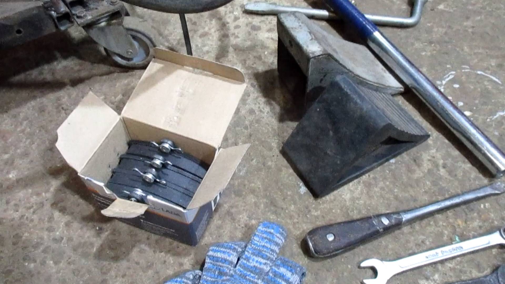 Замена передних тормозных колодок Лада Калина. Чайник  показывает