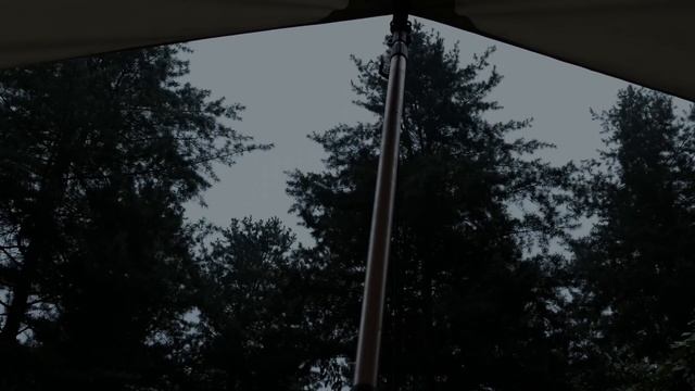 Дождливый кемпинг в надувной палатке, в которой чувствуешь себя как дома