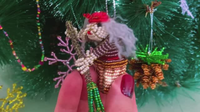 Баба Яга из бисера / Идеи из бисера к Новому Году / Объёмное бисероплетение / Шишка из бисера /