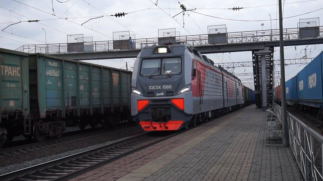 Электровоз 3ЭС5К-1566 с приветливым помощником.