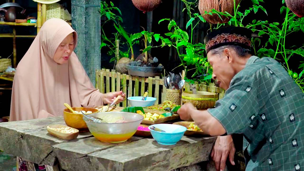 Жизнь в деревне Малайзии Собираем горькую дыню в саду и готовим Осенг Парэ с анчоусами