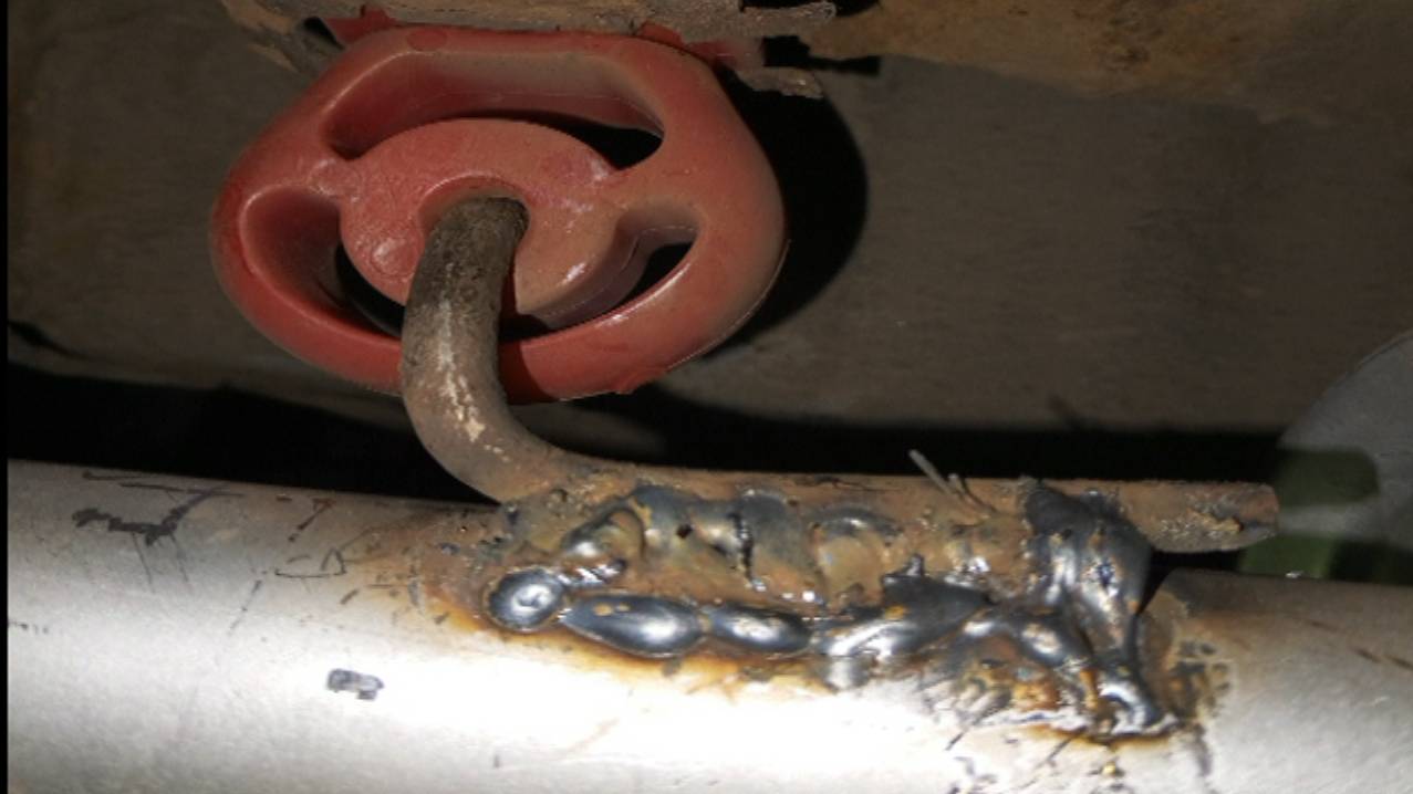 Колхоз глушителя ВАЗ 2112. Если глушитель не подходит, менять поздно, ехать нужно.