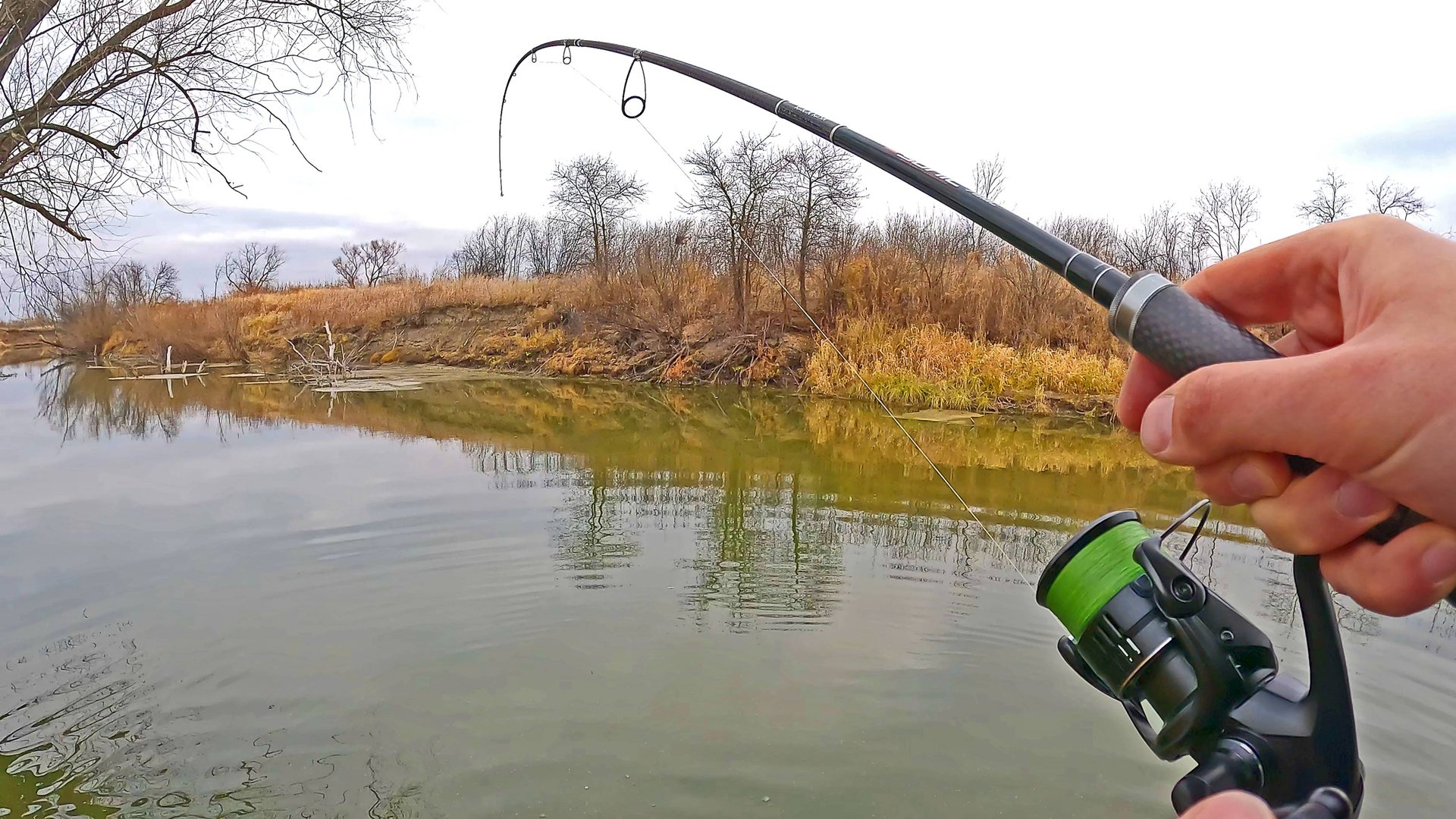 Забросил спиннинг под корягу, а ОНА КЛЮНУЛА С УДАРОМ и началась борьба! ШОК 😨 рыбалка