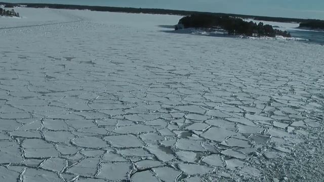 На пути к Стокгольму проходим по длинному проливу со множеством островов