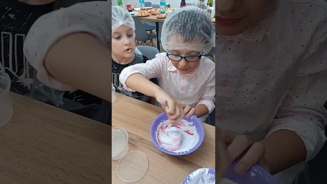 ДЕТСКИЙ МАСТЕР КЛАСС - ДЕЛАЕМ СЛАЙМ САМИ! ВЕНСДЕЙ ПОМОГАЕТ