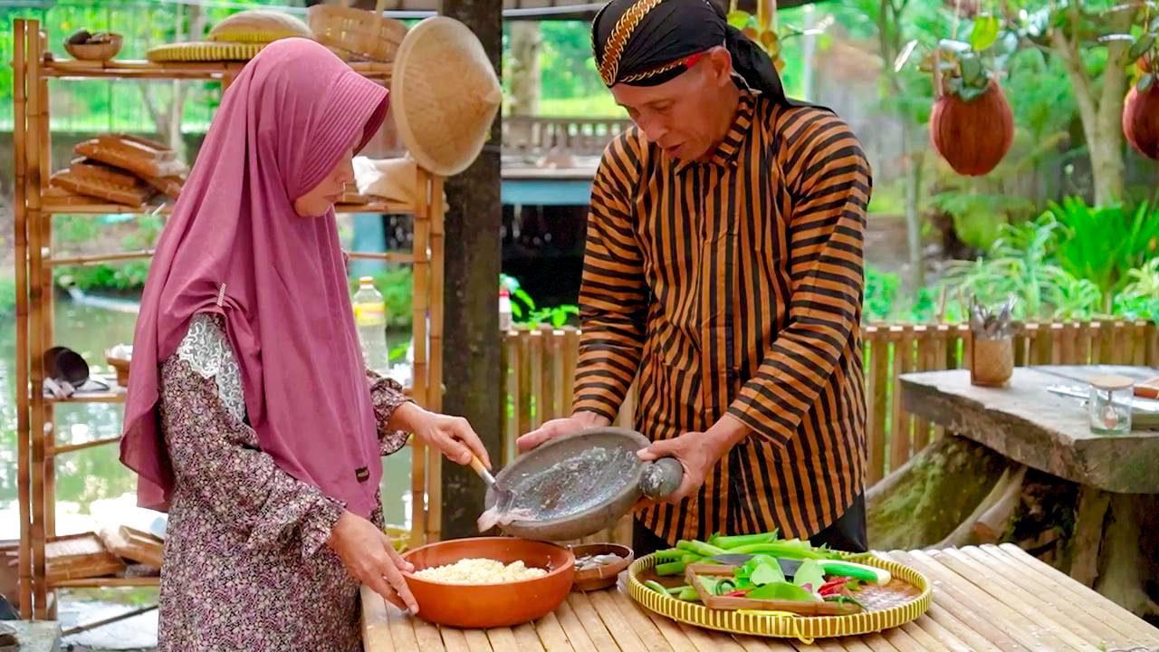 Жизнь в деревне Малайзии Сбор и приготовление жареного ломпонга, тофу и крекеров с креветками