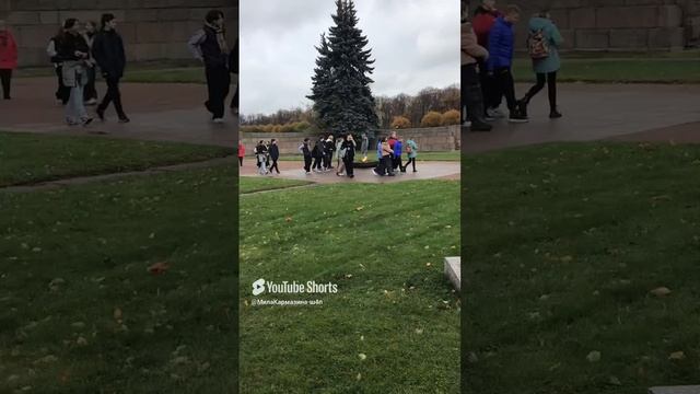 Санкт-Петербург. 27.10.2024. Экскурсия школьников в каникулы на Марсово поле к Вечному огню