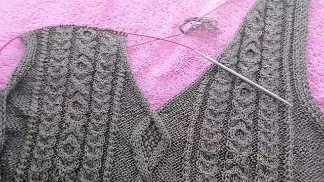 Вязовлог из Кургана. Много вязания/дача/прядение/жилеты готовы/носки из хлопка/итоги июля