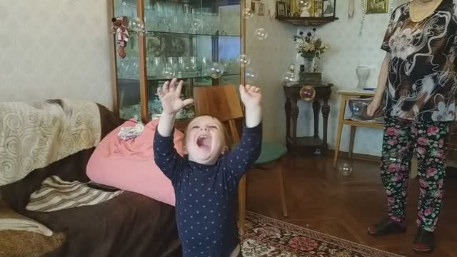 Дема ловит пузырики