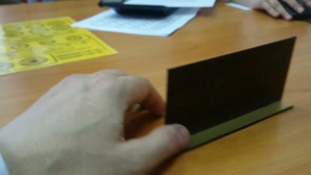 Табличка из двухстороннего пластика с подставкой. Изготавливается методом лазерной гравировки.