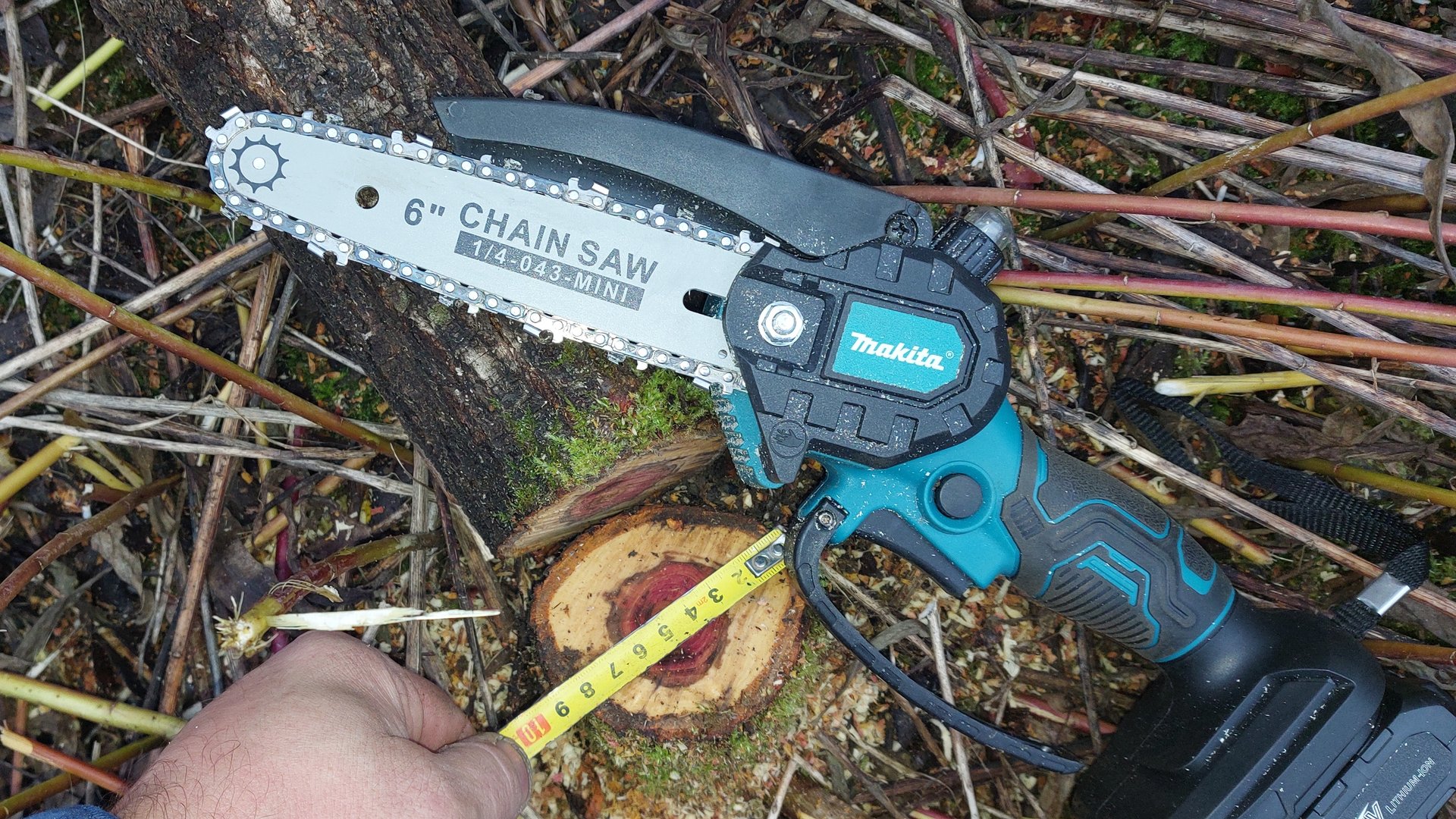 Распил деревьев в Саду пилой аккумуляторной цепной мини сучкорез Фортуна-Макита