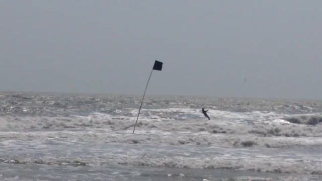 Путешествие во Вьетнам.Парень летает на крыле и одновременно прыгает на доске на волнах.Январь 2015