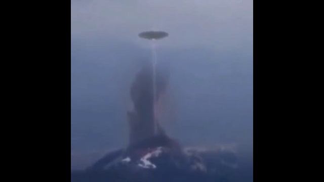 НЛО ликвидирует вулкан в Японии.