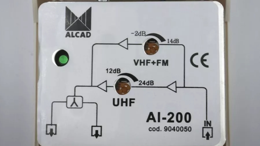Антенный усилительТВ сигнала ALCAD AL-200 за 850 руб на 3 телевизора
