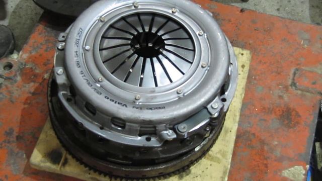 Двухмассовый маховик Land Rover Defender TD5: осмотр на полу после снятия