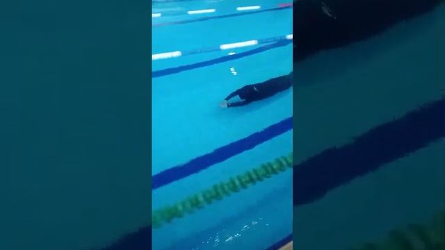 Разминка.  Скоростной проныр 50 м в моноласте от борта. Лучшее время на тренировке 22 сек.