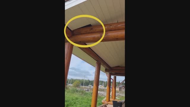 Дырка в карнизе? Не дырка, а  технологический зазор!