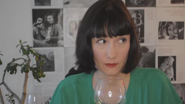 Как передать бокал другому человеку и как не запачкать его в губной помаде. История бескультурья