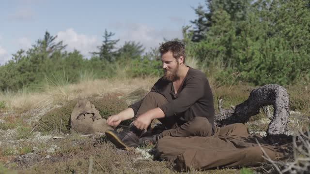 BERTRAN. 3 days solo bushcraft trip - drying meat, beach and forrest, bedroll, sleeping under the st