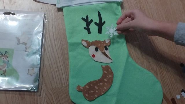 Викуля делает новогодний сапожок с оленем. Обзор поделки из Фикс прайса