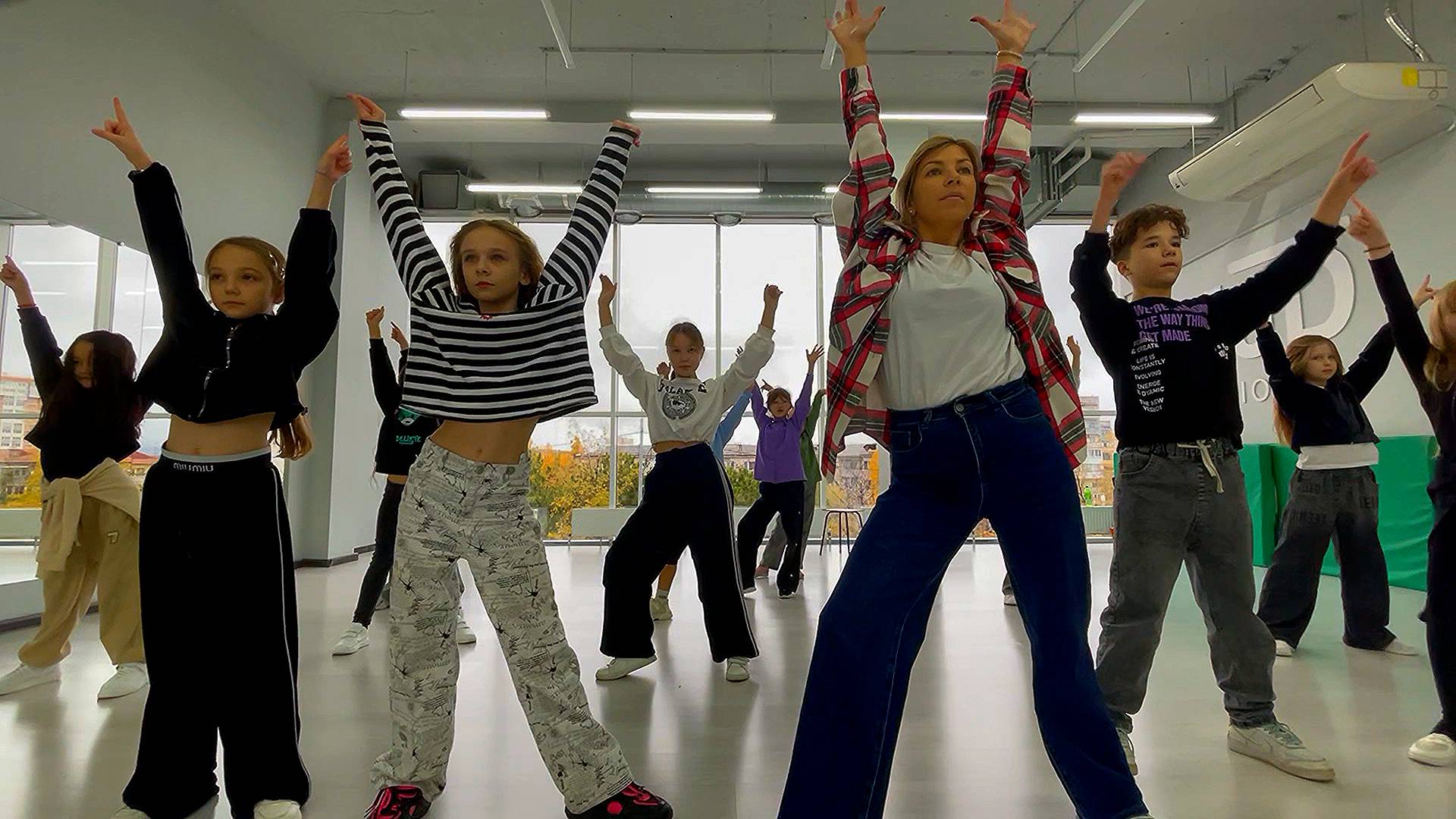 НАУЧИ МОДЕЛЬ ТАНЦЕВАТЬ .TEACH A MODEL TO DANCE / 1000планет