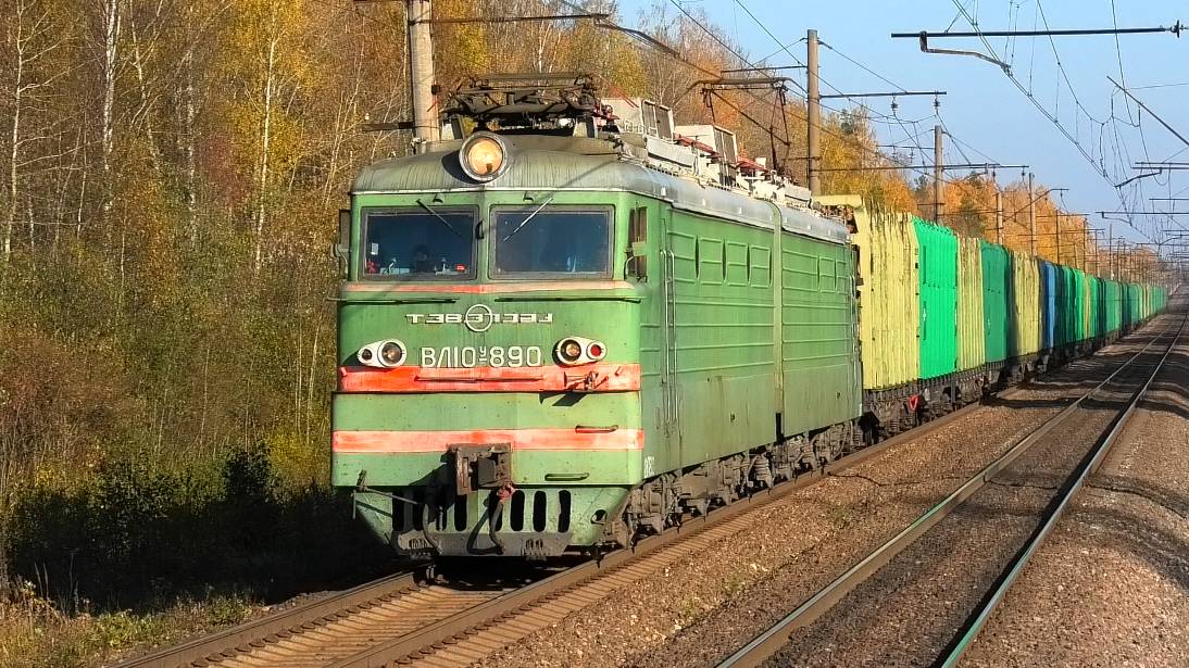 Всё ещё зелёный ВЛ10У-890 с грузовым поездом следует через о.п. Русановская