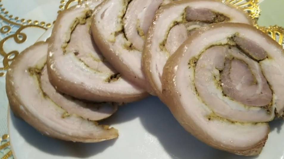 Свиной рулет в духовке. Мясной рулет из свинины. Рецепт из свинины в духовке просто и вкусно