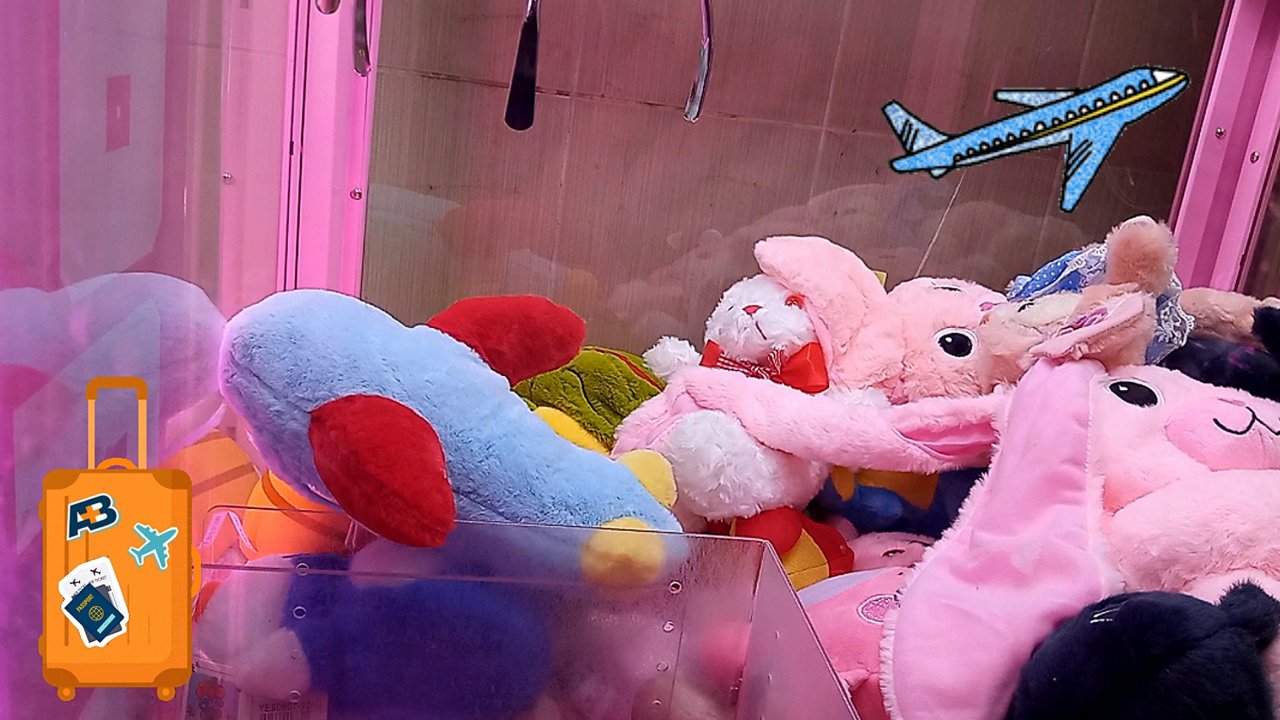 Пришли, сыграли и забрали много классных игрушек из автомата Хватайка.