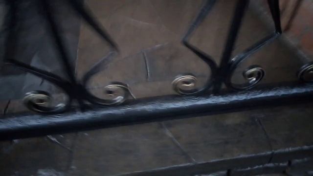 Состояние цоколя после отделки плиточным клеем, спустя 2 года