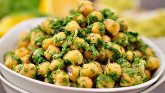 Салат из отварного нута со шпинатом.