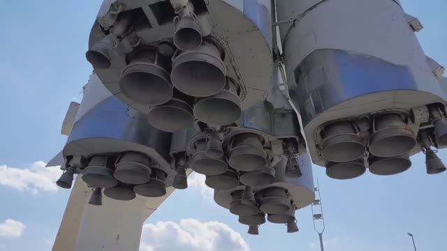 Вот это да! Под ракетой Восток. Космическая Калуга музей космонавтики на набережной  часть 2.