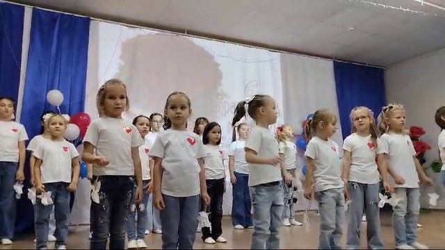 Софочка с девочками поют песню для мам