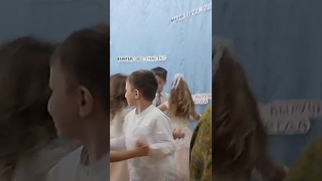 Софочка с детишками танцуют для мам.