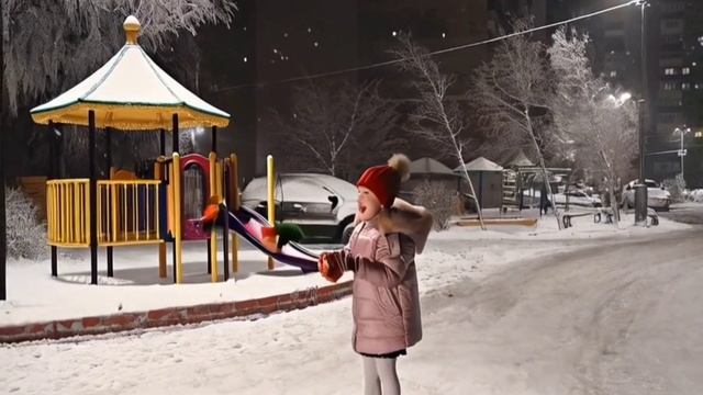 Викуля "оживила" своё фото и добавила мультяшек.