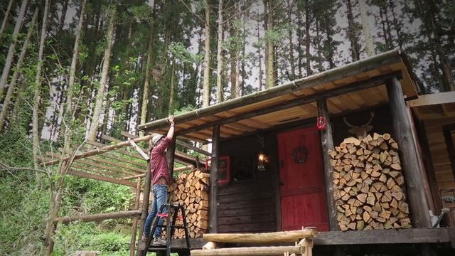 BRUCKE. Building a cabin with improvisations 26 bamboo gutter (1)