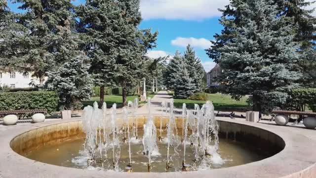 Фонтан и уютный сквер. Из поездки в Калязин. Прогулка по городу.