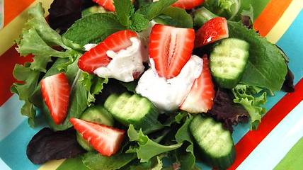 Огурцы с мятой и клубникой.