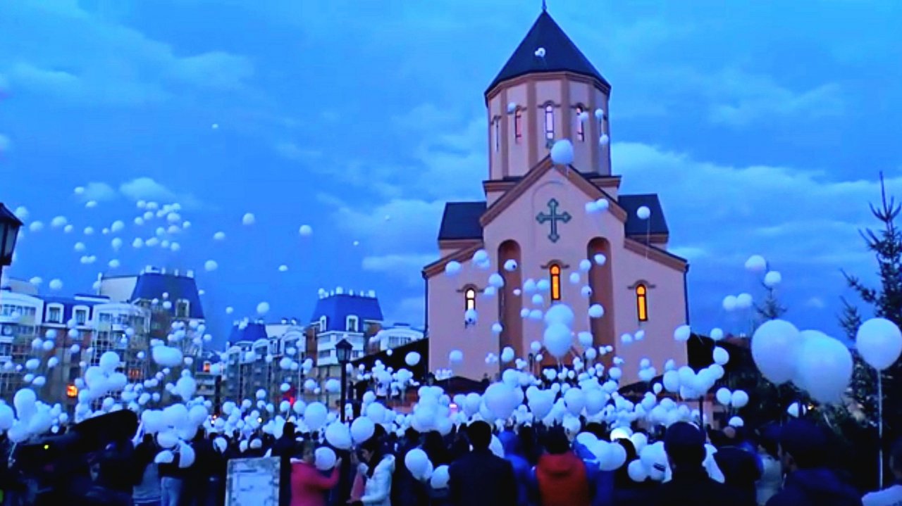 Армяне 🇦🇲🙏 Выпустили Тысячи Белых Шаров символизирующий души погибших. Память о Геноцид Армян