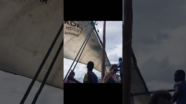 Моряки Поднимают парус в Африке