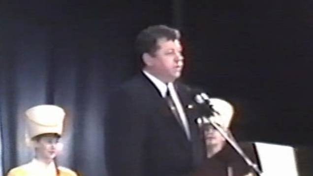 Лаптев В.Н.- мэр г. Ногинска в 1998 г. на английском языке открывает "Good Luck!"