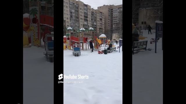 Санкт-Петербург. 17.12.2024. Снегопад. Детская игровая площадка во дворе на улице Хошимина