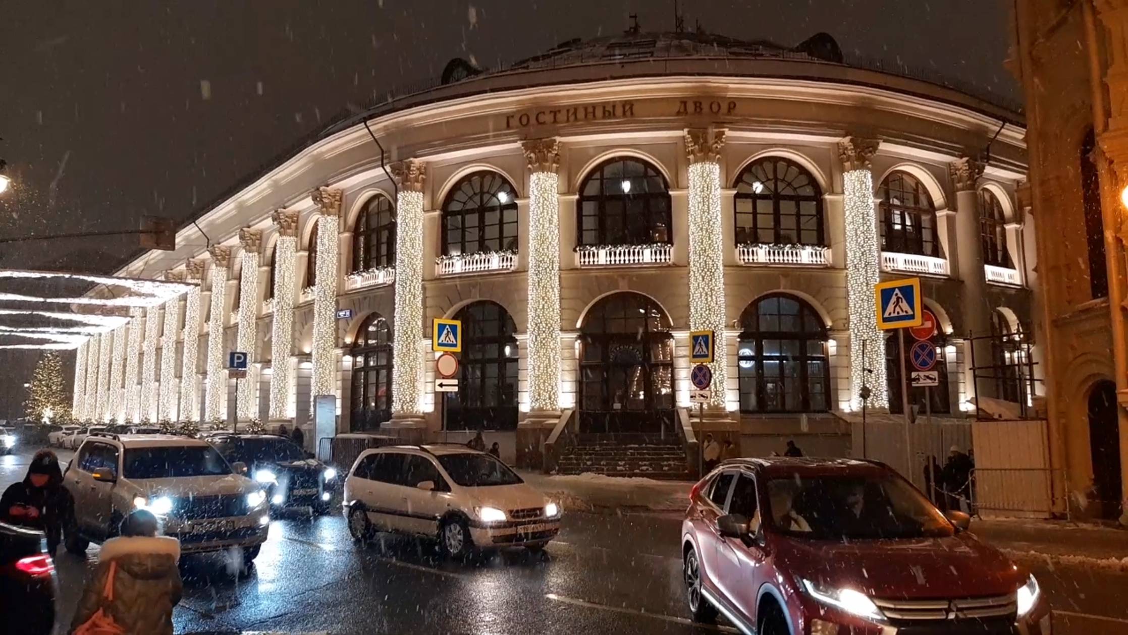 Волшебный снегопад в Москве...