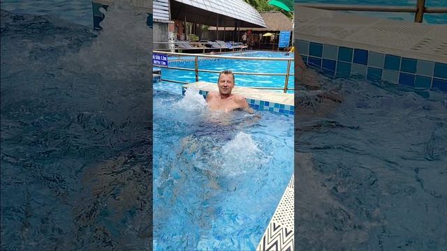 Турист балдеет в джакузи!источники,Нячанг