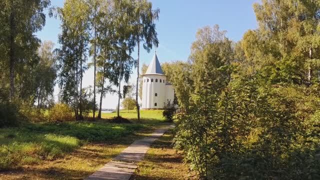 На монастырском острове. Затопленный Калязин. Башня, фрески, надгробия со дна Волги.