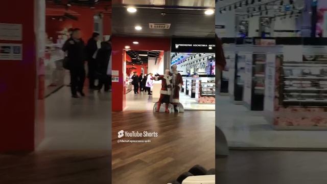 Санкт-Петербург. 20.12.2024. ТРК «Адмирал», интерьер комплекса в новогоднем убранстве